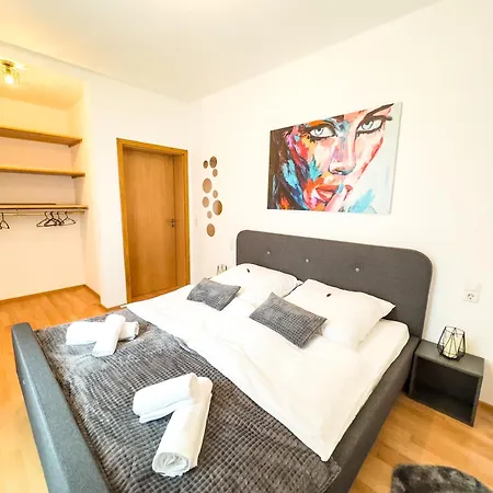 Klassen Apartments! Schnuckeliges * Mit Balkon * In * Fuer Vier Personen Im Eg Apartament *